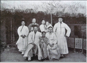 소래 교회의 서상륜 장로와 가족들 , 동생인 서경조 목사( 한국 최초의 목사 중 1인)