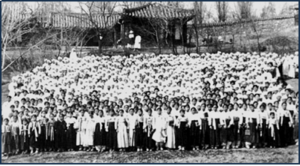 1907년 대 부흥은 뜨거운 구령(救靈) 운동으로 이어져 국내는 물론 만주 중국 등지까지 복음의 확산을 가져왔다. 사진은 1907년 당시 평양 장대현교회 앞에 모인 성도들이다.
